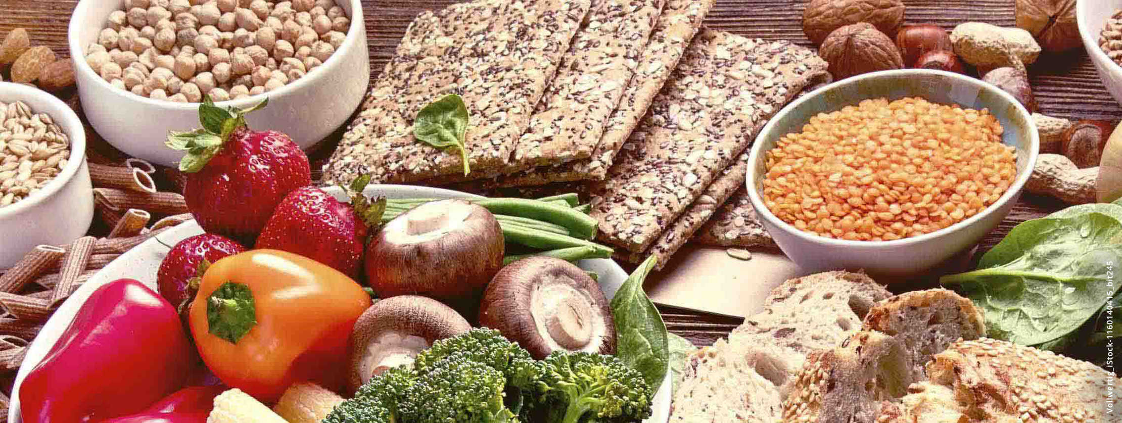 MS und ich: Ein Tsich mit leckerer vollwertiger Kost, darunter Brot, Papkrika und Brokkoli MS und ich: Ein Tsich mit leckerer vollwertiger Kost, darunter Brot, Papkrika und Brokkoli