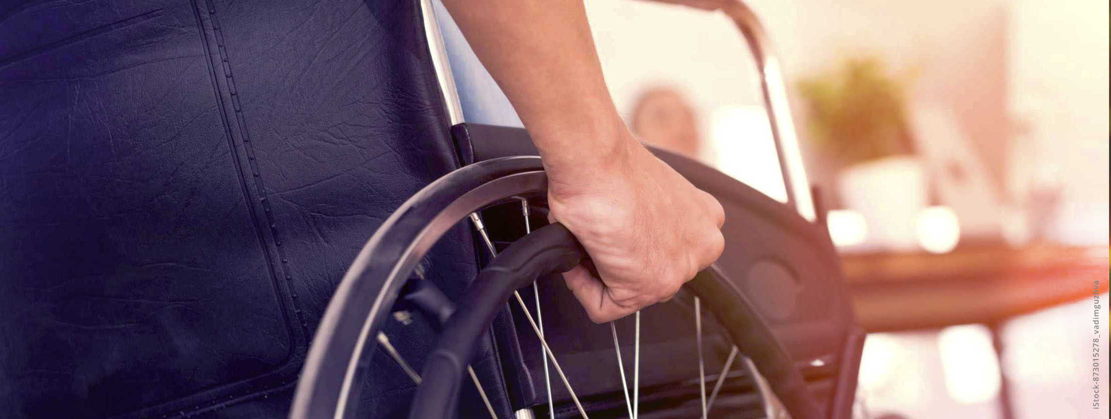 MS und ich: Ein Mann im Rollstuhl mit der rechten Hand am Rad MS und ich: Ein Mann im Rollstuhl mit der rechten Hand am Rad