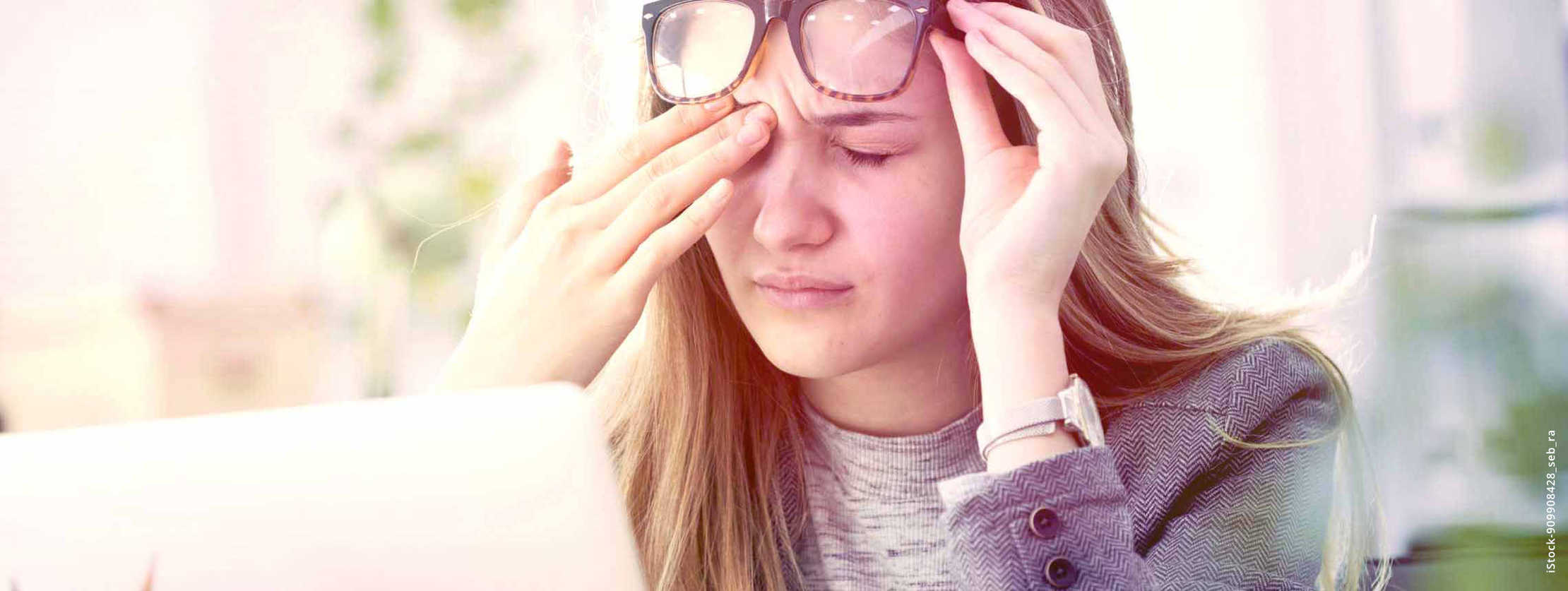 MS und ich: Symptome, Fatique – eine Frau vorm Notebook schiebt ihre Brille hoch und reibt ihr rechte Augenlid MS und ich: Symptome, Fatique – eine Frau vorm Notebook schiebt ihre Brille hoch und reibt ihr rechte Augenlid