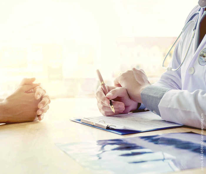 MS und ich: Eine Ärztin macht sich Notizen über eine Patientin MS und ich: Eine Ärztin macht sich Notizen über eine Patientin