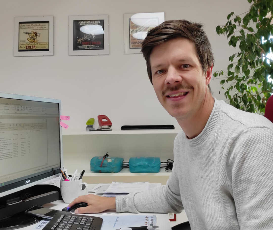Das Bild zeigt Ricky am Arbeitsplatz Das Bild zeigt Ricky am Arbeitsplatz