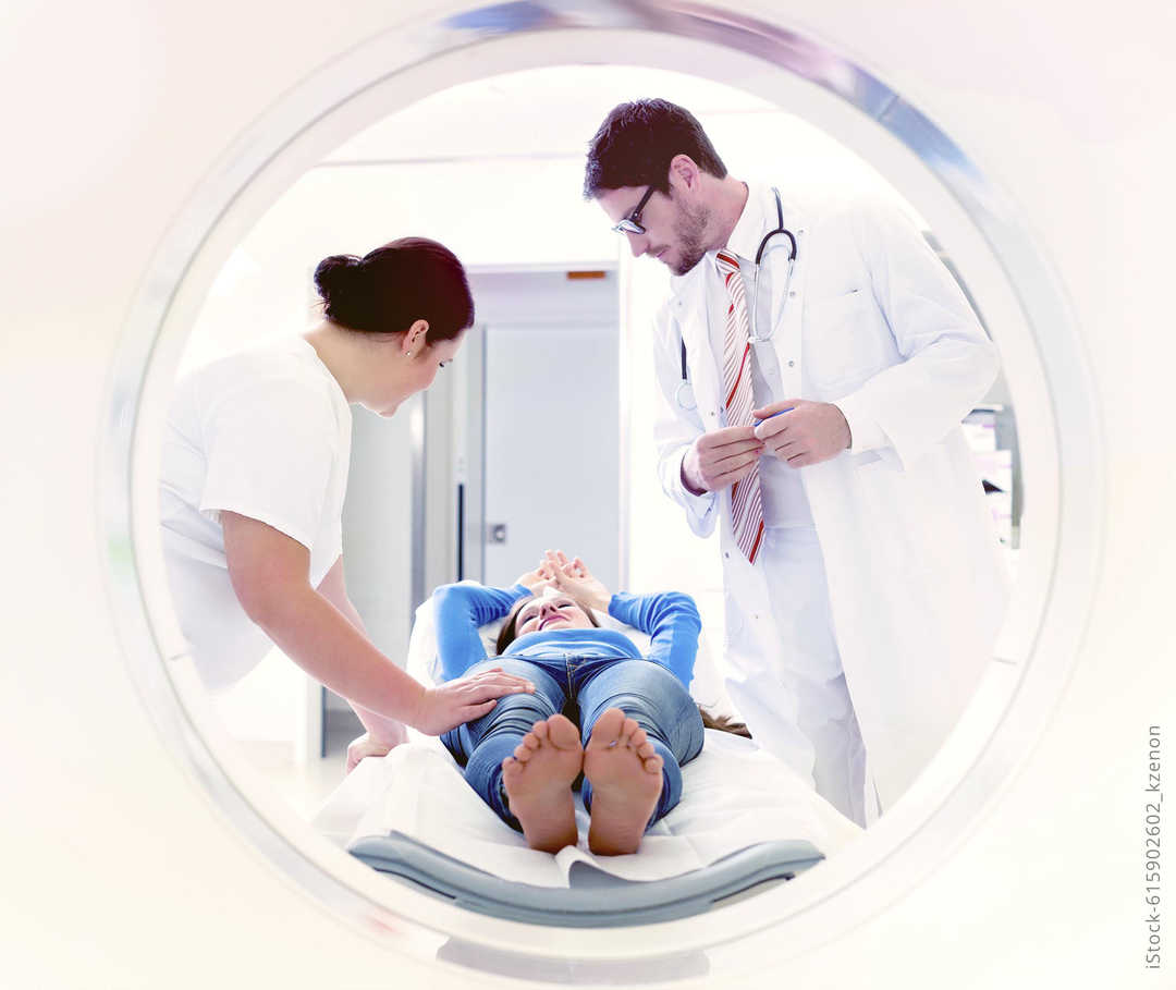MS und ich: Eine Patientin wird von zwei Medizinern auf ein MRT vorbereitet MS und ich: Eine Patientin wird von zwei Medizinern auf ein MRT vorbereitet