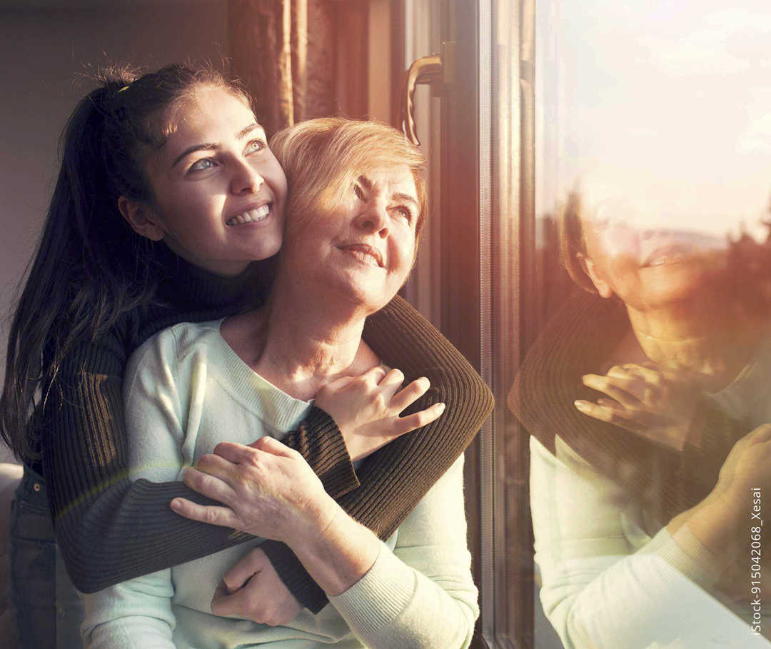 MS und ich: Ein jünger Frau umarmt eine ältere liebevoll MS und ich: Ein jünger Frau umarmt eine ältere liebevoll