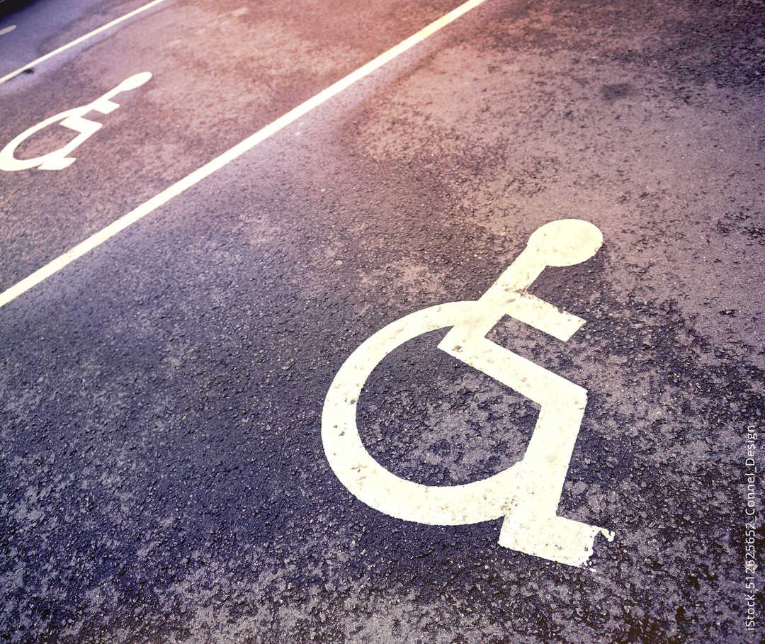 MS und ich: Ein Gehbehindertensymbol auf einem Parkplatz MS und ich: Ein Gehbehindertensymbol auf einem Parkplatz