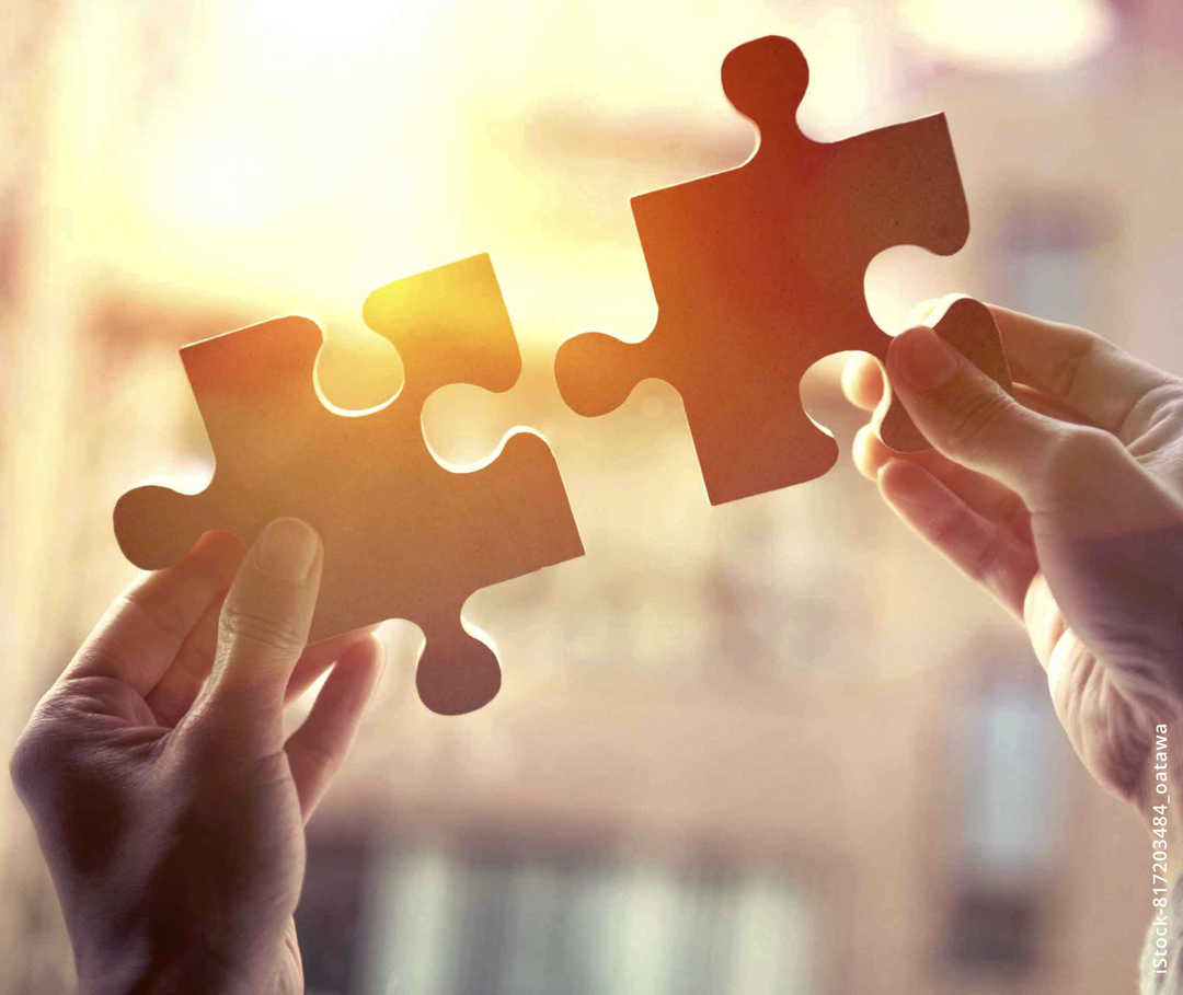 MS und ich: Zwei Hände führen überdimensionale Puzzleteile zusammen MS und ich: Zwei Hände führen überdimensionale Puzzleteile zusammen