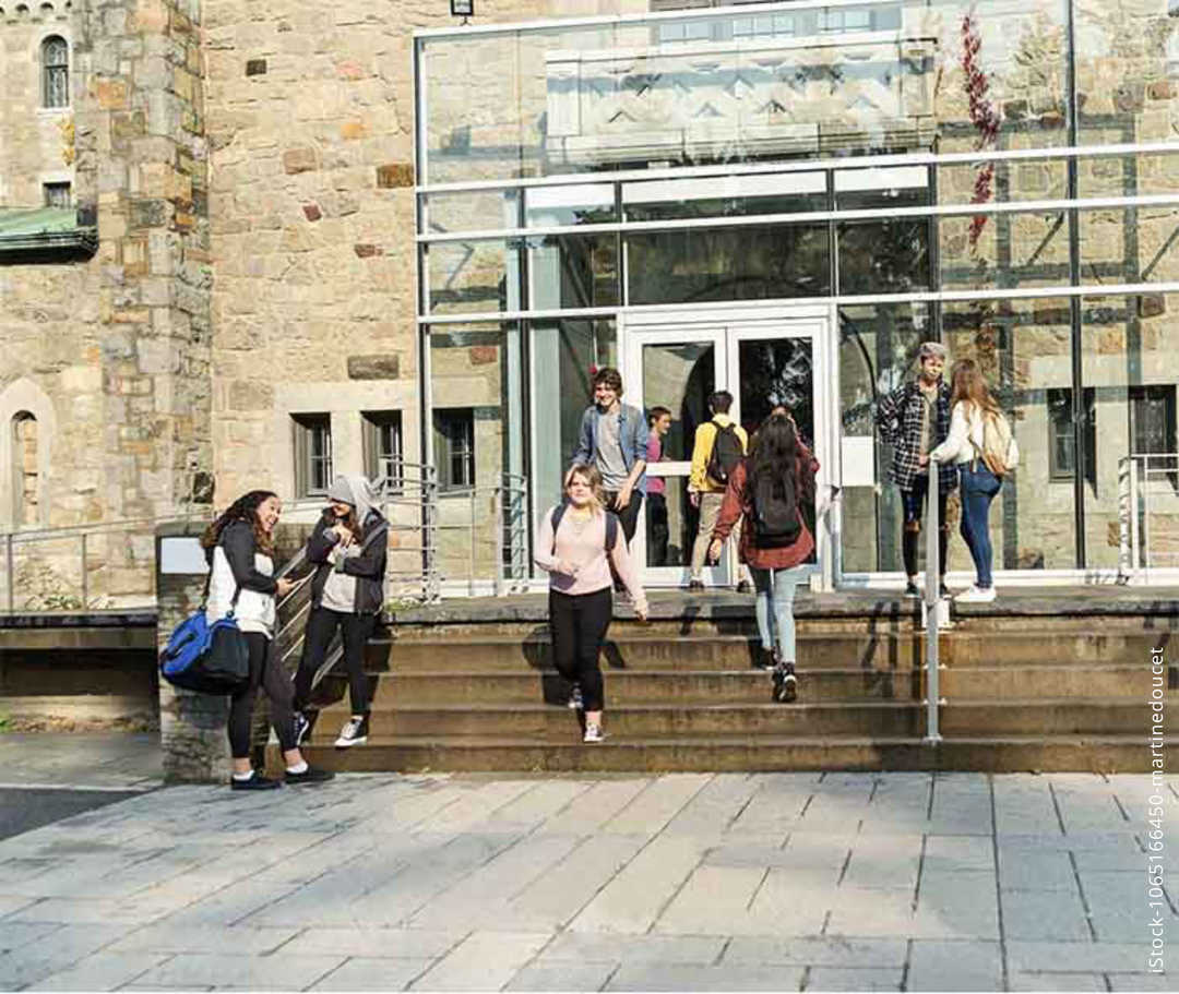 Multiple Sklerose: Studenten auf einer breiten Treppe zur Universität Multiple Sklerose: Studenten auf einer breiten Treppe zur Universität