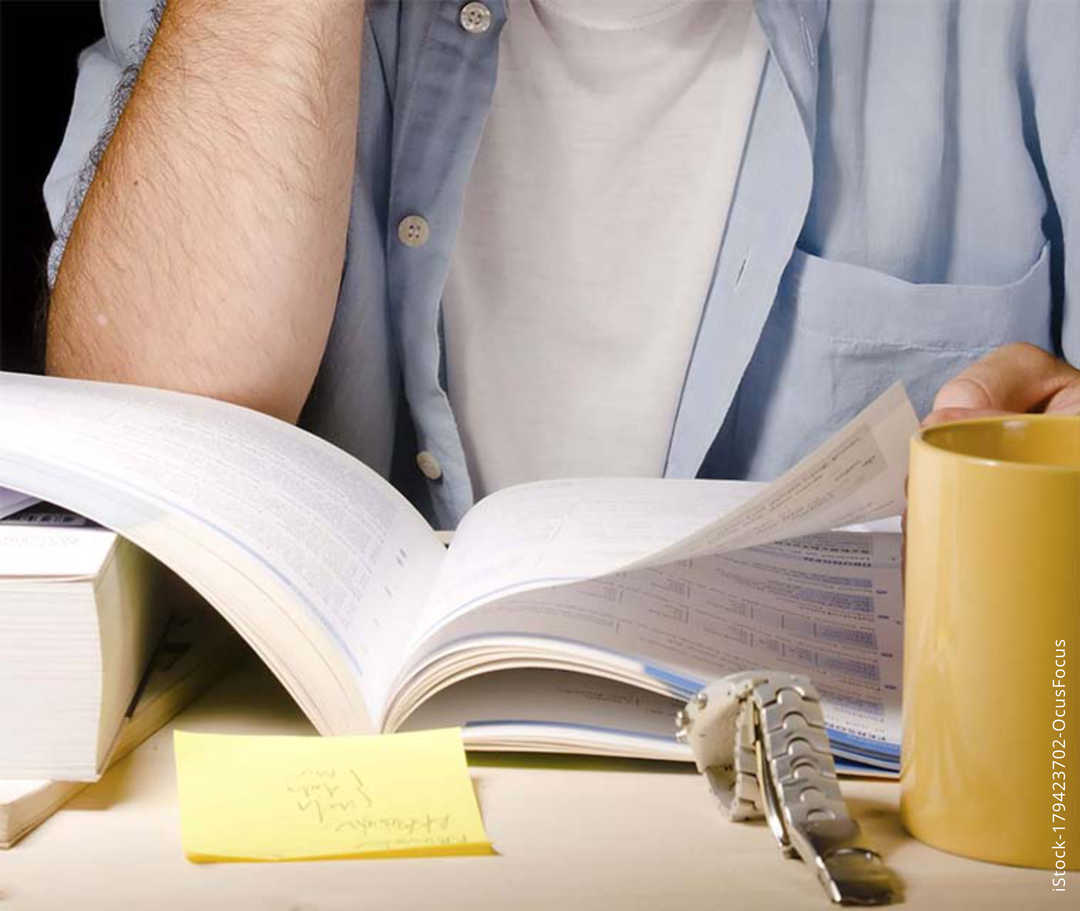 Multiple Sklerose: Ein Mann sitzt an einem Tisch und lernt Multiple Sklerose: Ein Mann sitzt an einem Tisch und lernt