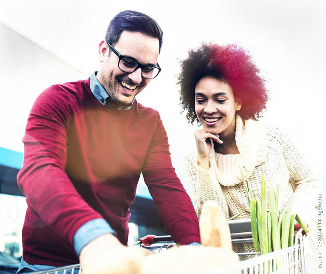 Multiple Sklerose: Ein Paar beim Wochenendeinkauf auf dem Markt Multiple Sklerose: Ein Paar beim Wochenendeinkauf auf dem Markt