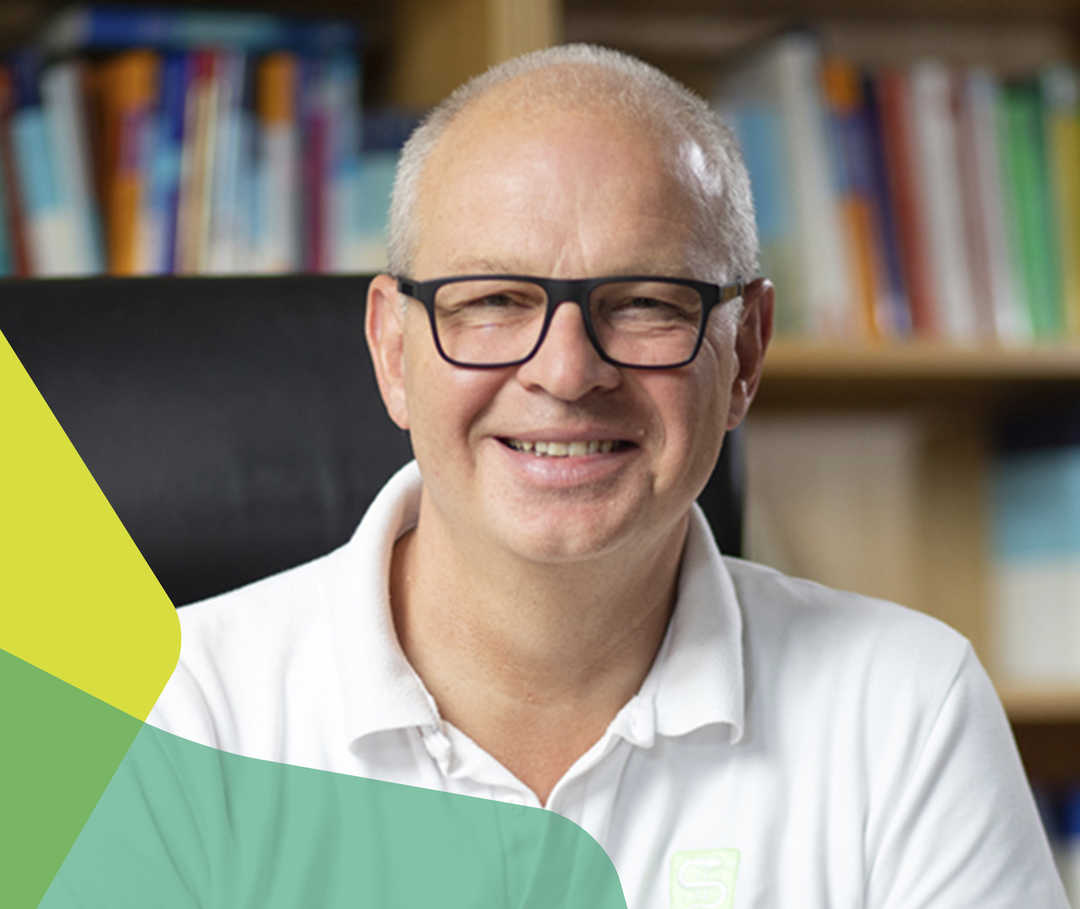 MS & ich: #MSundIchFragtNach Dr. med. Markus Heibel lächelt in die Kamera